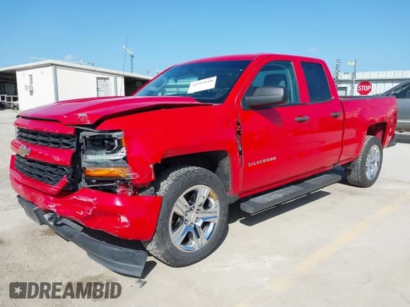 ✅ 2018 Chevrolet Silverado 1500 Custom • VIN: 1GCRCPEH0JZ164030 • Лот: 42543518. Опубликован ранее на IAAI с пробегом 126 708 миль. Бесплатный доступ к архиву аукционных продаж из США и подробный отчёт об истории автомобиля на DreamBid. Изображение 2.