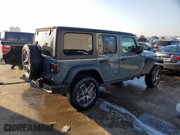 ✅ 2024 Jeep Wrangler Sport S • VIN: 1C4RJXN67RW324020 • Лот: 74993914. Опубликован ранее на Copart с пробегом 2 169 миль. Бесплатный доступ к архиву аукционных продаж из США и подробный отчёт об истории автомобиля на DreamBid. Изображение 3.