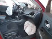 ✅ 2019 Jeep Cherokee Latitude • VIN: 1C4PJLCX6KD221281 • Lot: 43009415. Wystawiony na IAAI z przebiegiem 69 609 mil. Bezpłatny archiwum sprzedaży aukcyjnych z USA i szczegółowy raport historii pojazdu na DreamBid. Zdjęcie 5.