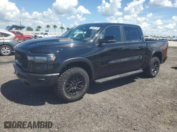 2025 Ram 1500 Rebel z VIN 1C6SRFLP3SN705978, wystawiony jako Copart lot #69084135 z przebiegiem Nie podano mil oraz Szkoda całkowita • Salvage title. Historia ofert i sprzedaży dostępna na DreamBid. Obrazek 1.