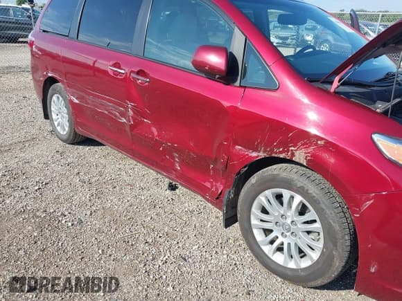 ✅ 2017 Toyota Sienna XLE Auto Access Seat • VIN: 5TDYZ3DC3HS863253 • Лот: 43040685. Опубликован ранее на IAAI с пробегом 132 734 миль. Бесплатный доступ к архиву аукционных продаж из США и подробный отчёт об истории автомобиля на DreamBid. Изображение 6.