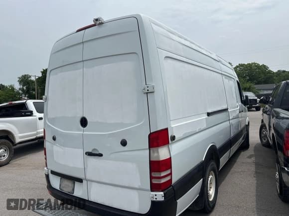 ✅ 2016 Mercedes-Benz Sprinter Cargo EXT • VIN: WD3PE8DD1GP245588 • Lot: 42802222. Wystawiony na IAAI z przebiegiem 294 442 mil. Bezpłatny archiwum sprzedaży aukcyjnych z USA i szczegółowy raport historii pojazdu na DreamBid. Zdjęcie 1.