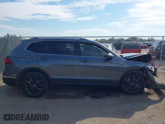 ✅ 2024 Volkswagen Tiguan SE • VIN: 3VV3B7AX5RM074375 • Lot: 43469185. Wystawiony na IAAI z przebiegiem 31 479 mil. Bezpłatny archiwum sprzedaży aukcyjnych z USA i szczegółowy raport historii pojazdu na DreamBid. Zdjęcie 13.