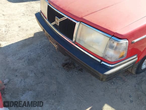 ✅ 1993 Volvo 240 • VIN: YV1AS880XP1484890 • Lot: 42720748. Wystawiony na IAAI z przebiegiem 196 707 mil. Bezpłatny archiwum sprzedaży aukcyjnych z USA i szczegółowy raport historii pojazdu na DreamBid. Zdjęcie 6.