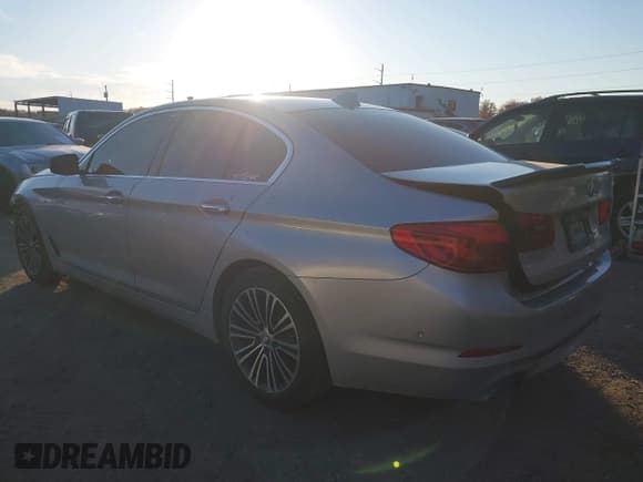 ✅ 2017 BMW 5 Series 540i xDrive • VIN: WBAJE7C38HG479241 • Лот: 43596981. Опубликован ранее на IAAI с пробегом 128 732 миль. Бесплатный доступ к архиву аукционных продаж из США и подробный отчёт об истории автомобиля на DreamBid. Изображение 3.