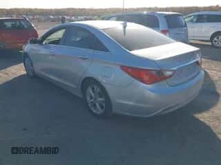 2013 Hyundai Sonata SE z VIN 5NPEC4AC3DH797690, wystawiony jako IAAI lot #43486910 z przebiegiem 172 819 mil mil oraz . Historia ofert i sprzedaży dostępna na DreamBid. Obrazek 3.