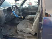 ✅ 1998 Chevrolet S-10 LS • VIN: 1GCCS19XXW8237764 • Lot: 84794834. Wystawiony na Copart z przebiegiem 70 387 mil. Bezpłatny archiwum sprzedaży aukcyjnych z USA i szczegółowy raport historii pojazdu na DreamBid. Zdjęcie 7.