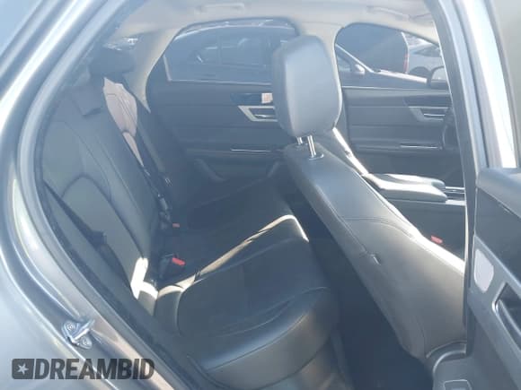 ✅ 2017 Jaguar XF 20d Premium • VIN: SAJBD4BN7HCY43301 • Lot: 41681335. Wystawiony na IAAI z przebiegiem 63 965 mil. Bezpłatny archiwum sprzedaży aukcyjnych z USA i szczegółowy raport historii pojazdu na DreamBid. Zdjęcie 8.