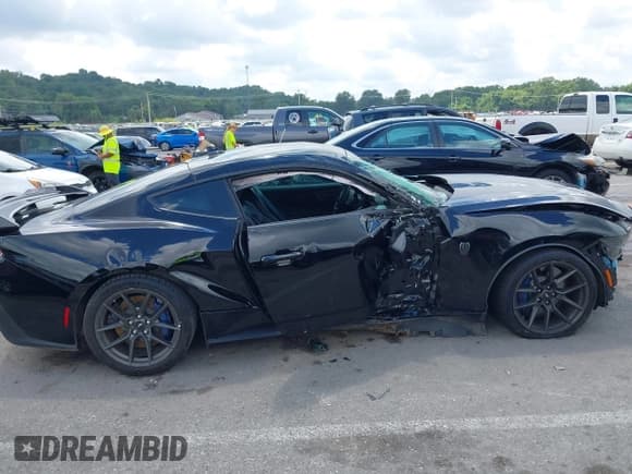 ✅ 2024 Ford Mustang Dark Horse • VIN: 1FA6P8R00R5505811 • Lot: 42894731. Listed on IAAI with 5,395 mi. Free auction sales archive from the USA and detailed vehicle history report at DreamBid. Image 18.