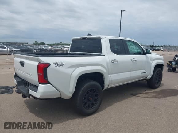 ✅ 2025 Toyota Tacoma SR • VIN: 3TYLB5JN4ST063931 • Лот: 42525758. Опубликован ранее на IAAI с пробегом 7 985 миль. Бесплатный доступ к архиву аукционных продаж из США и подробный отчёт об истории автомобиля на DreamBid. Изображение 4.