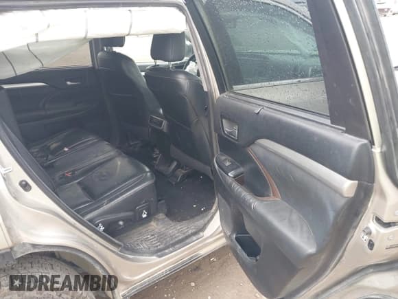 ✅ 2014 Toyota Highlander XLE • VIN: 5TDJKRFH2ES063394 • Lot: 42744211. Listed on IAAI with 221,208 mi. Free auction sales archive from the USA and detailed vehicle history report at DreamBid. Image 8.