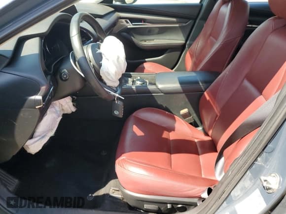 ✅ 2023 Mazda 3 S Carbon Edition • VIN: 3MZBPACM1PM372461 • Lot: 54506795. Wystawiony na Copart z przebiegiem 76 308 mil. Bezpłatny archiwum sprzedaży aukcyjnych z USA i szczegółowy raport historii pojazdu na DreamBid. Zdjęcie 7.