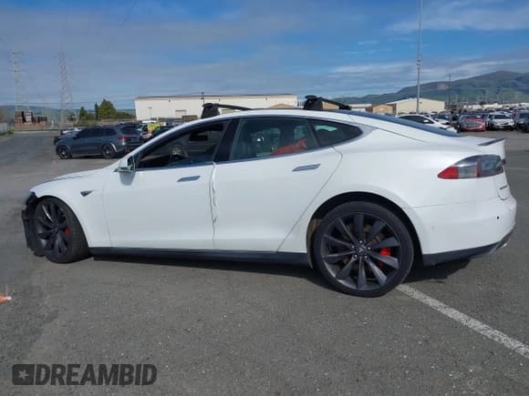 ✅ 2015 Tesla Model S 85D • VIN: 5YJSA1H4XFF081215 • Лот: 41657473. Опубликован ранее на IAAI с пробегом 143 847 миль. Бесплатный доступ к архиву аукционных продаж из США и подробный отчёт об истории автомобиля на DreamBid. Изображение 15.