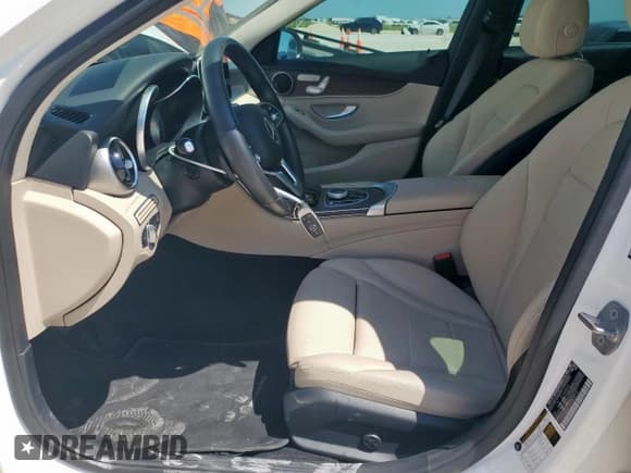 ✅ 2019 Mercedes-Benz C 300 • VIN: 55SWF8DB7KU283213 • Lot: 57432015. Wystawiony na Copart z przebiegiem 83 667 mil. Bezpłatny archiwum sprzedaży aukcyjnych z USA i szczegółowy raport historii pojazdu na DreamBid. Zdjęcie 7.