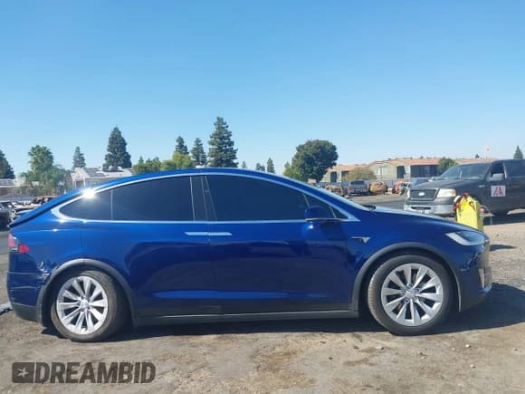 ✅ 2017 Tesla Model X 90D • VIN: 5YJXCBE24HF075440 • Lot: 43388534. Wystawiony na IAAI z przebiegiem Nie podano. Bezpłatny archiwum sprzedaży aukcyjnych z USA i szczegółowy raport historii pojazdu na DreamBid. Zdjęcie 13.