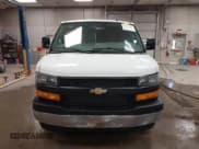 ✅ 2020 Chevrolet Express Cargo • VIN: 1GCWGAFP5L1266659 • Lot: 42067566. Wystawiony na IAAI z przebiegiem 122 413 mil. Bezpłatny archiwum sprzedaży aukcyjnych z USA i szczegółowy raport historii pojazdu na DreamBid. Zdjęcie 12.