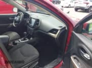 ✅ 2017 Jeep Cherokee Latitude • VIN: 1C4PJLCB3HW577561 • Lot: 43237670. Wystawiony na IAAI z przebiegiem 92 613 mil. Bezpłatny archiwum sprzedaży aukcyjnych z USA i szczegółowy raport historii pojazdu na DreamBid. Zdjęcie 5.