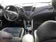 2013 Hyundai Veloster Turbo z VIN KMHTC6AE5DU147457, wystawiony jako Copart lot #65047405 z przebiegiem 108 688 mil mil oraz Szkoda całkowita • Salvage title. Historia ofert i sprzedaży dostępna na DreamBid. Obrazek 8.