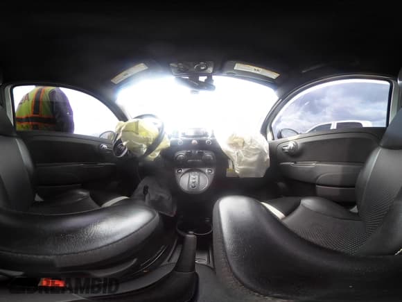 ✅ 2017 FIAT 500e • VIN: 3C3CFFGE2HT557785 • Lot: 41588600. Wystawiony na IAAI z przebiegiem 76 300 mil. Bezpłatny archiwum sprzedaży aukcyjnych z USA i szczegółowy raport historii pojazdu na DreamBid. Zdjęcie 18.