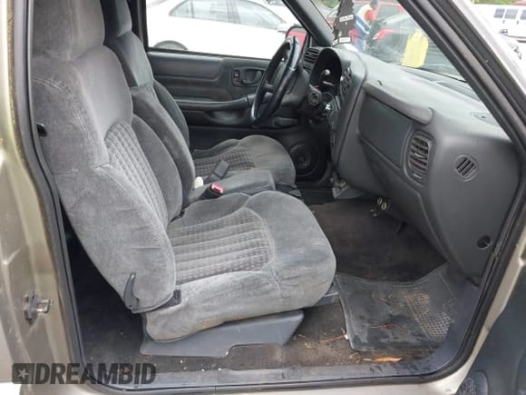 ✅ 2000 Chevrolet S-10 LS • VIN: 1GCCS1951Y8297501 • Лот: 42197455. Опубликован ранее на IAAI с пробегом 294 781 миль. Бесплатный доступ к архиву аукционных продаж из США и подробный отчёт об истории автомобиля на DreamBid. Изображение 5.