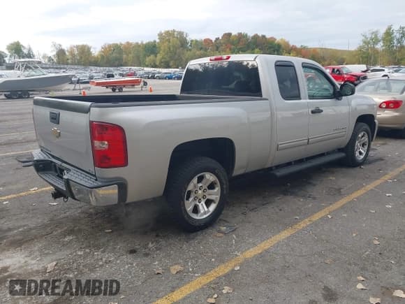 ✅ 2010 Chevrolet Silverado 1500 LS • VIN: 1GCSCREA0AZ144604 • Lot: 43461702. Listed on IAAI with 124,686 mi. Free auction sales archive from the USA and detailed vehicle history report at DreamBid. Image 4.