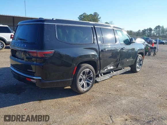 ✅ 2023 Jeep Wagoneer Series II • VIN: 1C4SJSBP1PS557378 • Lot: 41806493. Wystawiony na IAAI z przebiegiem 68 806 mil. Bezpłatny archiwum sprzedaży aukcyjnych z USA i szczegółowy raport historii pojazdu na DreamBid. Zdjęcie 4.