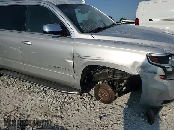 ✅ 2017 Chevrolet Suburban Premier • VIN: 1GNSKJKC5HR215260 • Lot: 64230254. Wystawiony na Copart z przebiegiem 122 978 mil. Bezpłatny archiwum sprzedaży aukcyjnych z USA i szczegółowy raport historii pojazdu na DreamBid. Zdjęcie 12.