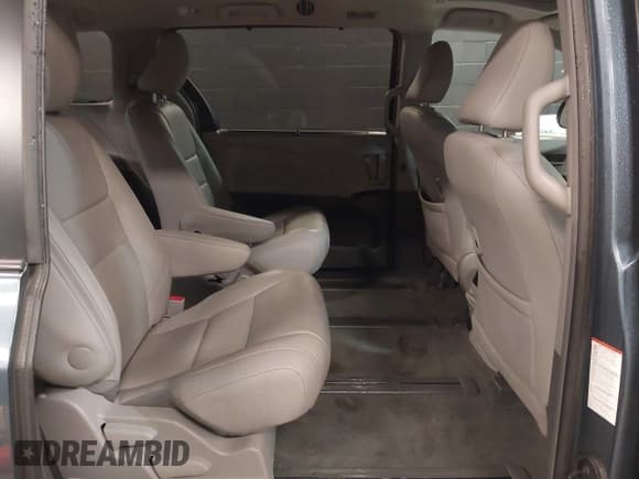 ✅ 2017 Toyota Sienna XLE • VIN: 5TDDZ3DC5HS164964 • Lot: 41516182. Listed on IAAI with 62,287 mi. Free auction sales archive from the USA and detailed vehicle history report at DreamBid. Image 8.