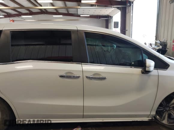 ✅ 2018 Honda Odyssey Touring • VIN: 5FNRL6H84JB020671 • Lot: 42409316. Wystawiony na IAAI z przebiegiem 81 747 mil. Bezpłatny archiwum sprzedaży aukcyjnych z USA i szczegółowy raport historii pojazdu na DreamBid. Zdjęcie 13.