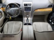 ✅ 2011 Lincoln MKX • VIN: 2LMDJ8JK1BBJ25894 • Lot: 87417755. Wystawiony na Copart z przebiegiem 162 661 mil. Bezpłatny archiwum sprzedaży aukcyjnych z USA i szczegółowy raport historii pojazdu na DreamBid. Zdjęcie 8.