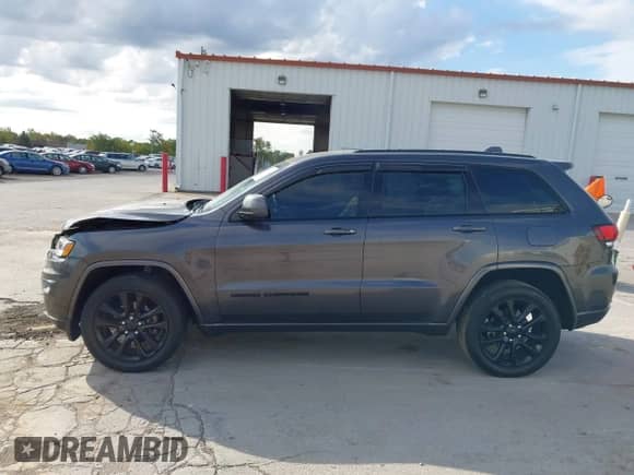 2018 Jeep Grand Cherokee Altitude z VIN 1C4RJFAG6JC312892, wystawiony jako IAAI lot #43382592 z przebiegiem 54 779 mil mil oraz . Historia ofert i sprzedaży dostępna na DreamBid. Obrazek 14.