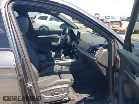 ✅ 2024 Audi Q5 S line Premium • VIN: WA1GAAFY8R2118047 • Лот: 42238627. Опубликован ранее на IAAI с пробегом 7 855 миль. Бесплатный доступ к архиву аукционных продаж из США и подробный отчёт об истории автомобиля на DreamBid. Изображение 5.