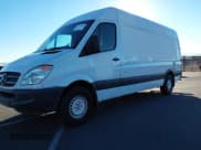 ✅ 2012 Mercedes-Benz Sprinter Cargo • VIN: WD3PE8CB7C5696482 • Lot: 43338712. Wystawiony na IAAI z przebiegiem 221 735 mil. Bezpłatny archiwum sprzedaży aukcyjnych z USA i szczegółowy raport historii pojazdu na DreamBid. Zdjęcie 2.