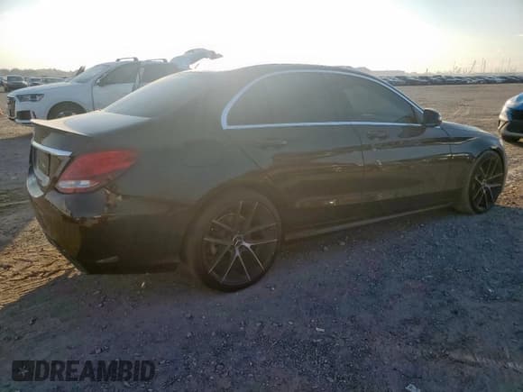 ✅ 2017 Mercedes-Benz C 300 • VIN: 55SWF4JB4HU203985 • Lot: 81244005. Wystawiony na Copart z przebiegiem 108 868 mil. Bezpłatny archiwum sprzedaży aukcyjnych z USA i szczegółowy raport historii pojazdu na DreamBid. Zdjęcie 3.
