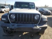 ✅ 2021 Jeep Wrangler Islander • VIN: 1C4GJXAN1MW796596 • Lot: 82639565. Wystawiony na Copart z przebiegiem 75 671 mil. Bezpłatny archiwum sprzedaży aukcyjnych z USA i szczegółowy raport historii pojazdu na DreamBid. Zdjęcie 5.