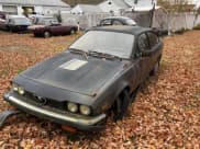 ✅ 1982 Alfa Romeo GTV • VIN: ZARAA669XC1002367 • Lot: 90809585. Wystawiony na Copart z przebiegiem 54 249 mil. Bezpłatny archiwum sprzedaży aukcyjnych z USA i szczegółowy raport historii pojazdu na DreamBid. Zdjęcie 2.