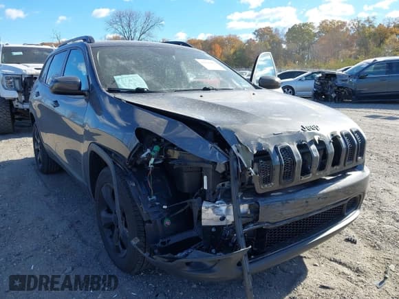 ✅ 2018 Jeep Cherokee Latitude • VIN: 1C4PJMCB5JD575754 • Lot: 43616882. Wystawiony na IAAI z przebiegiem 47 899 mil. Bezpłatny archiwum sprzedaży aukcyjnych z USA i szczegółowy raport historii pojazdu na DreamBid. Zdjęcie 6.