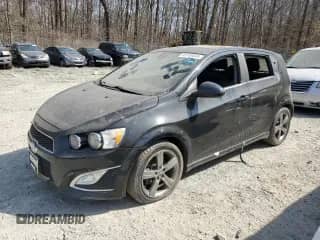 2013 Chevrolet Sonic RS z VIN 1G1JH6SB6D4151303, wystawiony jako Copart lot #48140445 z przebiegiem Nie podano mil oraz Szkoda całkowita • Salvage title. Historia ofert i sprzedaży dostępna na DreamBid. Obrazek 1.