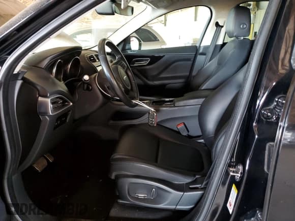 ✅ 2019 Jaguar F-Pace 25t • VIN: SADCS2FX9KA601836 • Lot: 56493255. Wystawiony na Copart z przebiegiem 80 825 mil. Bezpłatny archiwum sprzedaży aukcyjnych z USA i szczegółowy raport historii pojazdu na DreamBid. Zdjęcie 7.