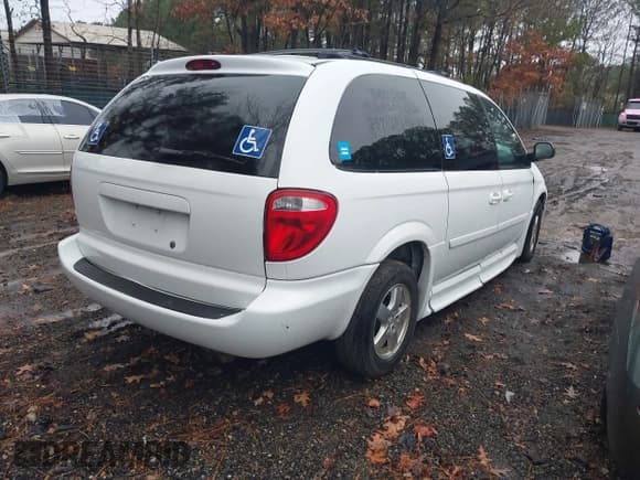 ✅ 2005 Dodge Caravan SXT • VIN: 2D4GP44L85R596402 • Lot: 43877457. Wystawiony na IAAI z przebiegiem 88 203 mil. Bezpłatny archiwum sprzedaży aukcyjnych z USA i szczegółowy raport historii pojazdu na DreamBid. Zdjęcie 4.