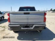 ✅ 2025 Chevrolet Silverado 2500HD Custom • VIN: 2GC4KME7XS1122705 • Lot: 56422895. Wystawiony na Copart z przebiegiem 7 276 mil. Bezpłatny archiwum sprzedaży aukcyjnych z USA i szczegółowy raport historii pojazdu na DreamBid. Zdjęcie 6.