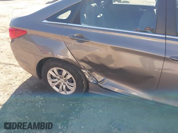 ✅ 2011 Hyundai Sonata GLS • VIN: 5NPEB4AC2BH157003 • Лот: 43339545. Опубликован ранее на IAAI с пробегом 88 198 миль. Бесплатный доступ к архиву аукционных продаж из США и подробный отчёт об истории автомобиля на DreamBid. Изображение 17.