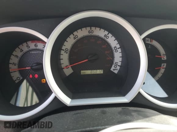 ✅ 2015 Toyota Tacoma • VIN: 3TMLU4EN6FM167921 • Lot: 80295855. Wystawiony na Copart z przebiegiem 85 812 mil. Bezpłatny archiwum sprzedaży aukcyjnych z USA i szczegółowy raport historii pojazdu na DreamBid. Zdjęcie 9.