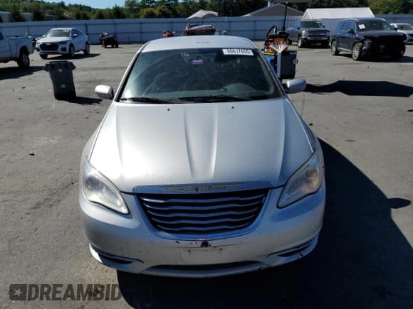 ✅ 2012 Chrysler 200 LX • VIN: 1C3CCBAB6CN256686 • Lot: 80617655. Wystawiony na Copart z przebiegiem 172 347 mil. Bezpłatny archiwum sprzedaży aukcyjnych z USA i szczegółowy raport historii pojazdu na DreamBid. Zdjęcie 5.