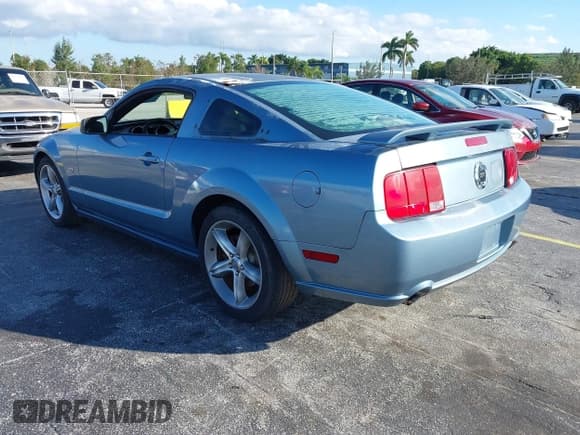 ✅ 2006 Ford Mustang GT Deluxe • VIN: 1ZVFT82H365136022 • Lot: 43614937. Wystawiony na IAAI z przebiegiem 69 894 mil. Bezpłatny archiwum sprzedaży aukcyjnych z USA i szczegółowy raport historii pojazdu na DreamBid. Zdjęcie 3.