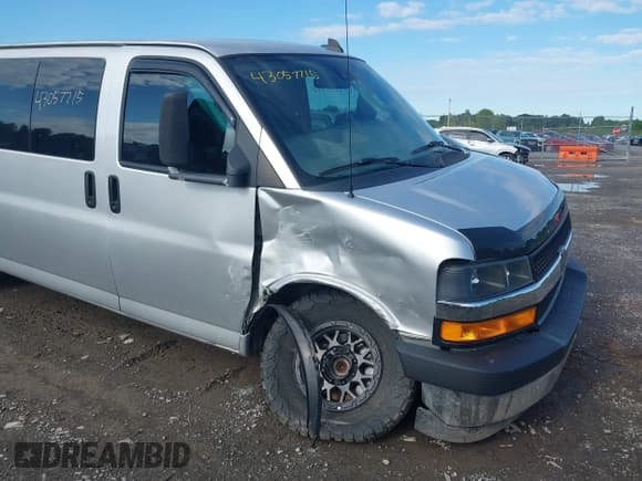 ✅ 2019 Chevrolet Express Passenger LT • VIN: 1GAZGPFGXK1228870 • Lot: 43057715. Wystawiony na IAAI z przebiegiem 89 246 mil. Bezpłatny archiwum sprzedaży aukcyjnych z USA i szczegółowy raport historii pojazdu na DreamBid. Zdjęcie 6.