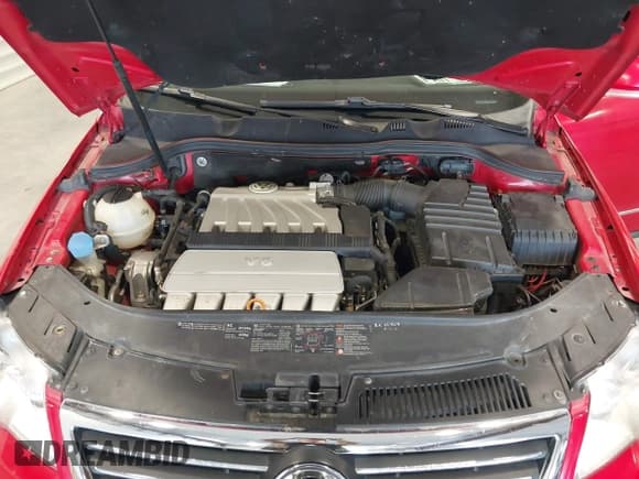 ✅ 2007 Volkswagen Passat • VIN: WVWRU93C47E220826 • Lot: 42721381. Wystawiony na IAAI z przebiegiem 221 705 mil. Bezpłatny archiwum sprzedaży aukcyjnych z USA i szczegółowy raport historii pojazdu na DreamBid. Zdjęcie 10.