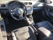 ✅ 2014 Volkswagen Eos Executive • VIN: WVWFW8AH8EV005551 • Lot: 70575365. Wystawiony na Copart z przebiegiem 93 816 mil. Bezpłatny archiwum sprzedaży aukcyjnych z USA i szczegółowy raport historii pojazdu na DreamBid. Zdjęcie 8.