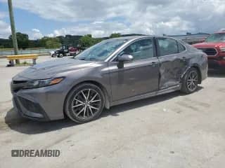 2022 Toyota Camry SE z VIN 4T1S11AK6NU713914, wystawiony jako Copart lot #60935114 z przebiegiem 27 111 mil mil oraz Czysty tytuł • Clean title. Historia ofert i sprzedaży dostępna na DreamBid. Obrazek 1.