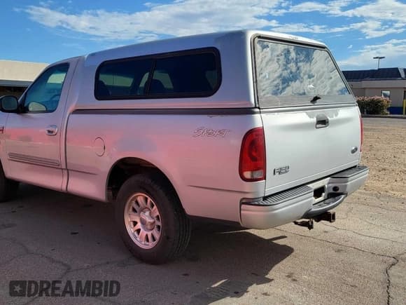 ✅ 2001 Ford F-150 XL • VIN: 1FTRF17L01NC00506 • Lot: 81245645. Wystawiony na Copart z przebiegiem 134 872 mil. Bezpłatny archiwum sprzedaży aukcyjnych z USA i szczegółowy raport historii pojazdu na DreamBid. Zdjęcie 3.